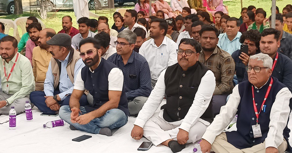 राधारमण ग्रुप के संस्थापक स्वर्गीय श्री राधारमण सक्सेना जी की पावन स्मृति में होलिका दहन की पूर्व संध्या पर आयोजित भक्ति भाव से समर्पित भजन संध्या कार्यक्रम का शुभारंभ 