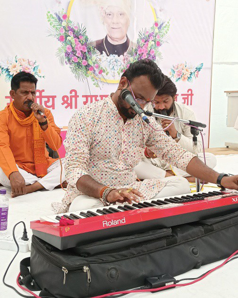 राधारमण ग्रुप के संस्थापक स्वर्गीय श्री राधारमण सक्सेना जी की पावन स्मृति में होलिका दहन की पूर्व संध्या पर आयोजित भक्ति भाव से समर्पित भजन संध्या कार्यक्रम का शुभारंभ 
