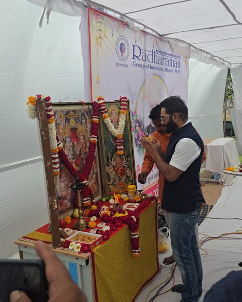 राधारमण ग्रुप के संस्थापक स्वर्गीय श्री राधारमण सक्सेना जी की पावन स्मृति में होलिका दहन की पूर्व संध्या पर आयोजित भक्ति भाव से समर्पित भजन संध्या कार्यक्रम का शुभारंभ 