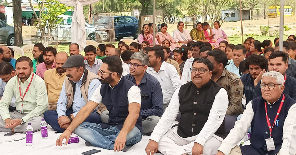 राधारमण ग्रुप के संस्थापक स्वर्गीय श्री राधारमण सक्सेना जी की पावन स्मृति में होलिका दहन की पूर्व संध्या पर आयोजित भक्ति भाव से समर्पित भजन संध्या कार्यक्रम का शुभारंभ 