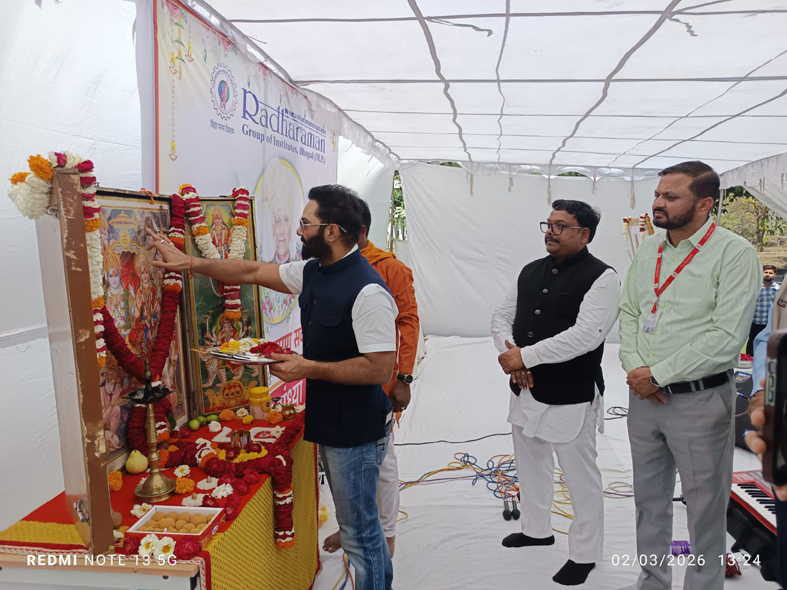 राधारमण ग्रुप के संस्थापक स्वर्गीय श्री राधारमण सक्सेना जी की पावन स्मृति में होलिका दहन की पूर्व संध्या पर आयोजित भक्ति भाव से समर्पित भजन संध्या कार्यक्रम का शुभारंभ 